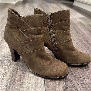 Aerosoles faux suede bootie 5.5